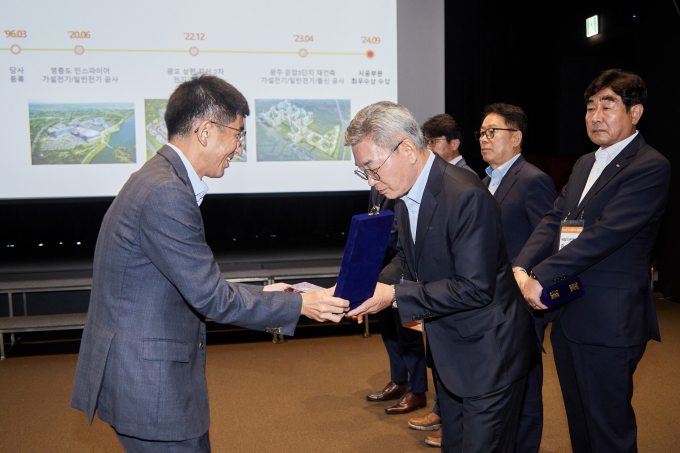 한화 건설부문이 지난 5일 '2024년도 우수협력사 간담회'를 열었다. 사진은 김승모(왼쪽) 한화 건설부문 대표이사가 '2024년도 우수협력사 간담회'에서 최우수협력사 대표에게 시상하던 모습. /사진= 한화 건설부문