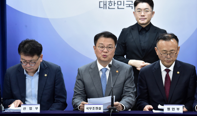 정부가 6일 정부 서울청사에서 국정현안관계장관회의를 열고 전기차 화재 안전관리 대책을 발표했다. 전기차 배터리 안전성 사전 인증제를 시행한다. 또 제조사 공개를 의무화하고, 신축 건물 지하주차장에는 '습식 스프링클러'를 설치하도록 했다. /사진=임한별 기자  