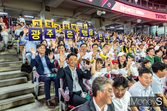 지난 5일광주기아챔피언스필드에서 열린 KIA타이거즈와 한화이글스의 야구 경기에 광주은행 고객·임직원들이 열띤 응원전을 펼치고 있다/사진=광주은행 제공.