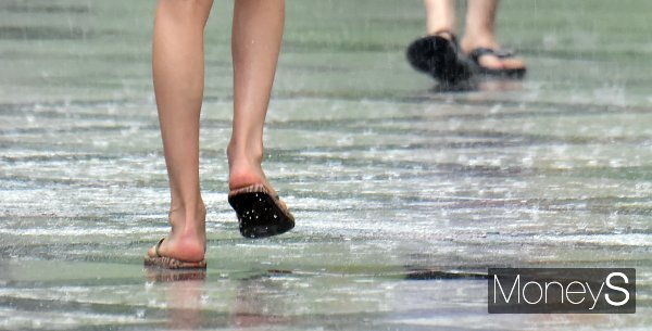 7일은 전국에 구름이 많은 가운데 대부분 지역에 소나기가 내릴 것으로 예보됐다. 사진은 지난 7월 서울 송파구 올림픽로 일대에서 시민들이 슬리퍼를 신은 채 빠른걸음으로 이동하는 모습. /사진=임한별 기자
