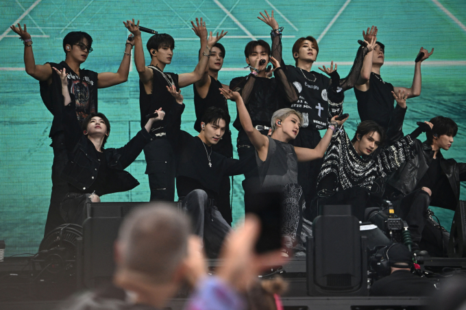 그룹 세븐틴(SVT)이 '롤라팔루자 베를린' 헤드라이너로 출격한다. 사진은 세븐틴이 글래스턴베리 페스티벌에서 공연하는 모습. /사진=로이터