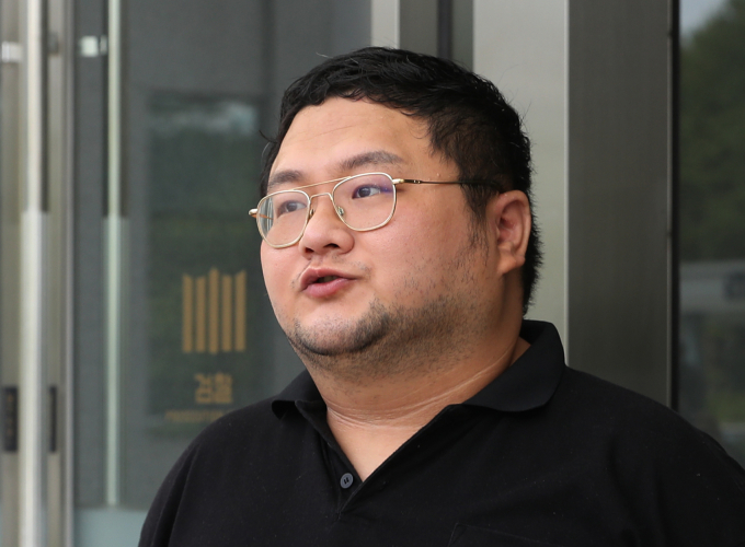 유튜버 구제역(이준희)이 유튜버 쯔양(박정원)의 사생활 의혹 콘텐츠를 유포할 것처럼 위협해 금품을 갈취한 혐의를 전면 부인했다. 사진은 구제역이 지난 7월26일 경기 수원시 영통구 수원지방검찰청으로 구속 전 피의자심문(영장실질심사)을 받기 위해 출석한 모습. /사진=뉴스1
