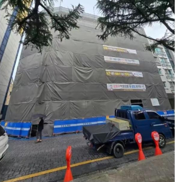 성심당이 직장 어린이집 설치의 의무가 없음에도 복지 차원에서 어린이집을 짓는 것으로 알려졌다. 사진은 대전 중구 은행동 소재 성심당 어린이집 공사현장. /사진=온라인 커뮤니티 캡처