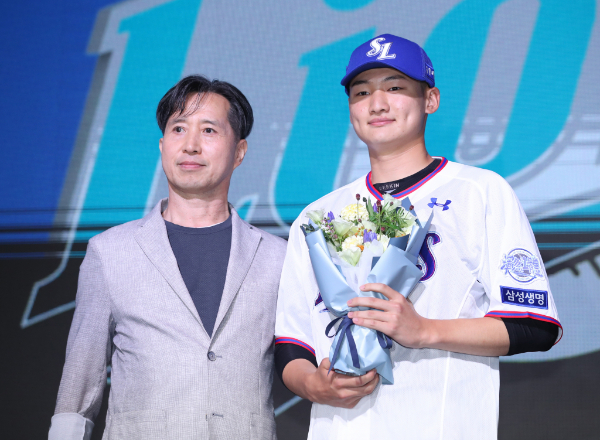 삼성 라이온즈 '아기 사자' 육선엽이 선발 데뷔전에 나선다. 사진은 육선엽이 '2024 KBO 신인 드래프트'에서 삼성 라이온즈에 1라운드로 지명돼 기념촬영을 하는 모습. /사진=뉴시스