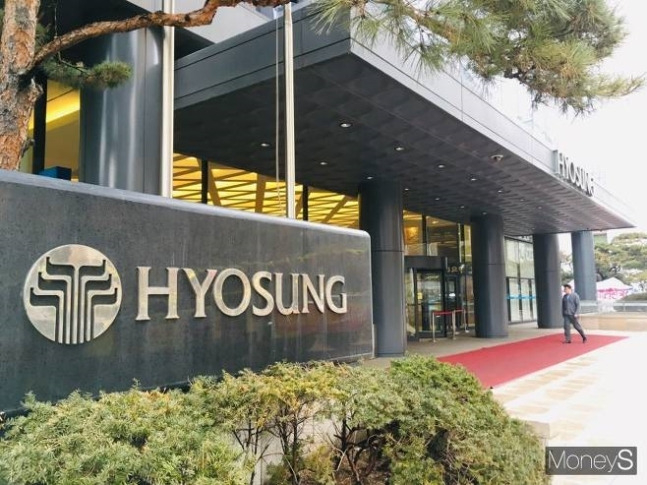 효성첨단소재가 6일 임시 주주총회를 열고 사명을 HS효성첨단소재로 변경했다. 사진은 서울 마포구 효성빌딩 전경. / 사진=이한듬 기자 