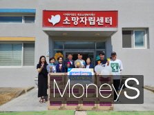  정재헌 농협은행 전남본부장과 차상훈 전남농협 노조위원장이 김서진 소망자립센터장에게 우리축산물 세트를 전달하고 있다/사진=농협전남본부 제공.