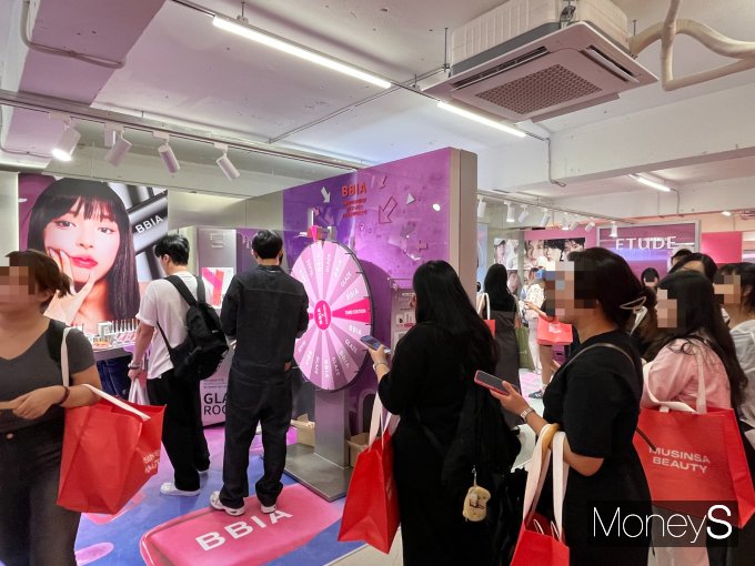 뷰티 카테고리를 키우고 있는 무신사가 중소 뷰티 업체들의 고객 접점 확대를 위해 '무신사 뷰티 페스타'를 열었다. 서울 성동구 성수 무신사 뷰티 페스타 토탈존에서 방문객들이 입점 업체의 돌림판 행사 참여를 위해 줄을 서 있다. /사진=김서현 기자