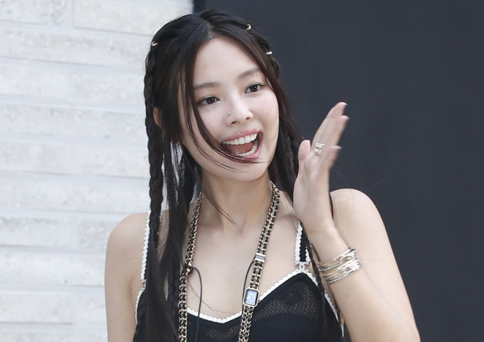 블랙핑크 제니 측이 사칭과 관련해 강경대응 방침을 알렸다. 사진은 지난 7월 서울 성동구 엔더슨씨 성수에서 열린 명품 브랜드 팝업 포토월 행사에 참석한 제니. /사진=뉴스1