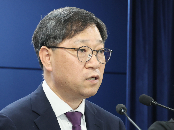 정부가 2026학년도 의대 정원에 대해 의료계와의 대화의 문이 언제나 열려있다고 강조했다. 사진은 정윤순 보건복지부 보건의료정책실장이 6일 서울 종로구 정부서울청사에서 열린 응급의료 등 비상진료 대응 관련 브리핑를 하는 모습. /사진=뉴시스