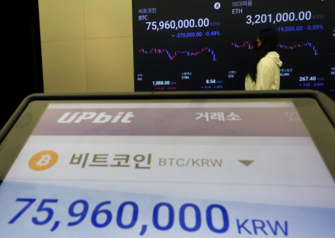 비트코인 가격이 미국 경기 침체 우려에 약세를 보이고 있다. 6일 서울 강남구 업비트 고객센터에 설치된 태블릿에 비트코인 가격정보가 표시돼 있다. /사진=김혜진