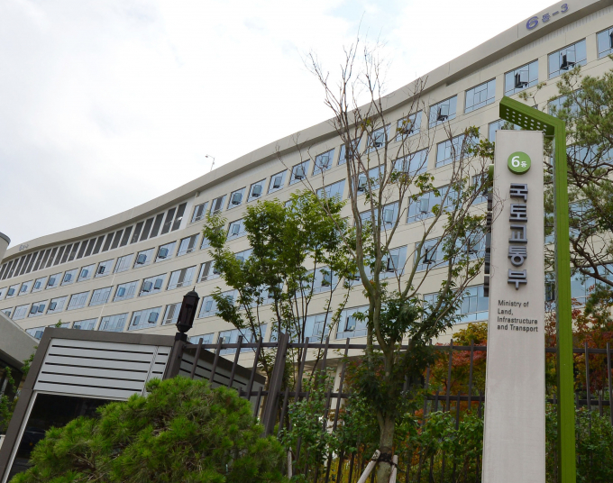 국토교통부가 건설업계와 비공개 간담회를 열어 공사비 관련 애로사항을 청취했다. 아울러 정부 정책의 취지를 설명하며 업계 협조를 당부했다. 사진은 정부세종청사 국토부 전경. /사진=뉴시스