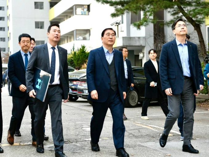 현대건설이 6년 연속 정비사업 수주 실적 1위를 정조준했다. 사진은 윤영준(앞줄 가운데) 현대건설 사장이 이한우 주택사업본부장(앞줄 오른쪽)과 올 초 서울 여의도 한양아파트 재건축정비사업 현장을 방문했던 모습. /사진=현대건설