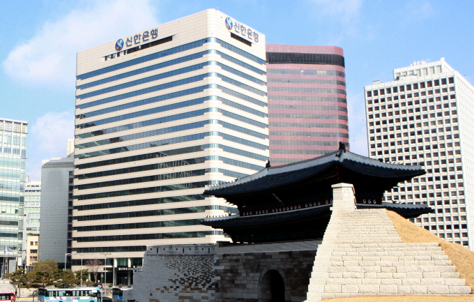 신한은행도 1주택자의 주택담보대출을 제한하기로 했다. 사진은 신한은행 본점./사진=신한은행