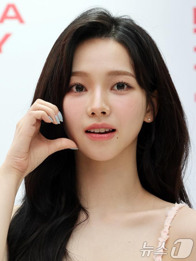 [사진] 카리나 '깜찍한 볼 하트'