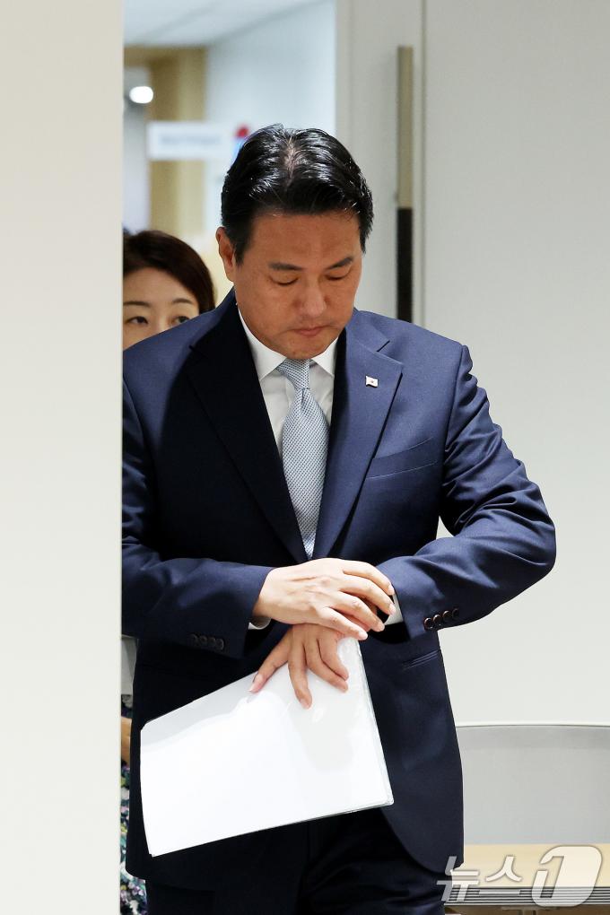 [사진] 시계보는 김태효 국가안보실 1차장