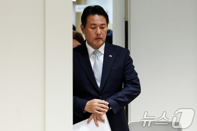 [사진] 브리핑룸 입장하는 김태효 국가안보실 1차장