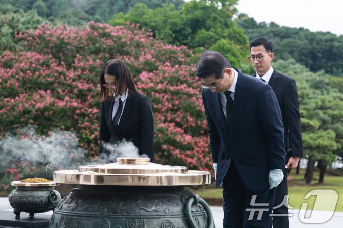 [사진] 현충원 참배하는 김용현 국방부 장관
