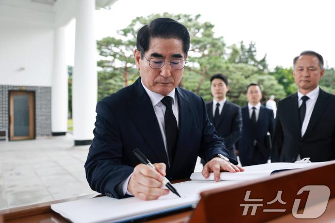 [사진] 현충원 참배 후 방명록 작성하는 김용현 장관