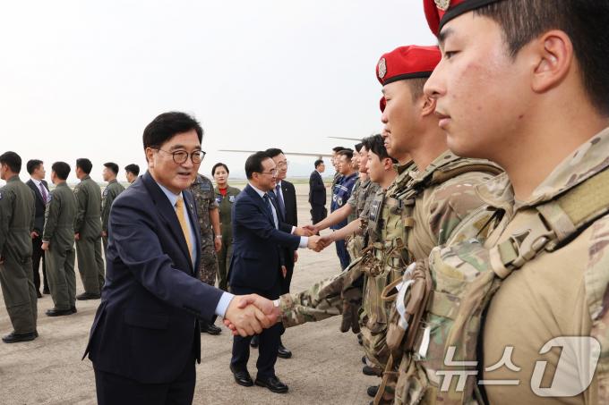 [사진] 공군 장병 격려하는 우원식 국회의장