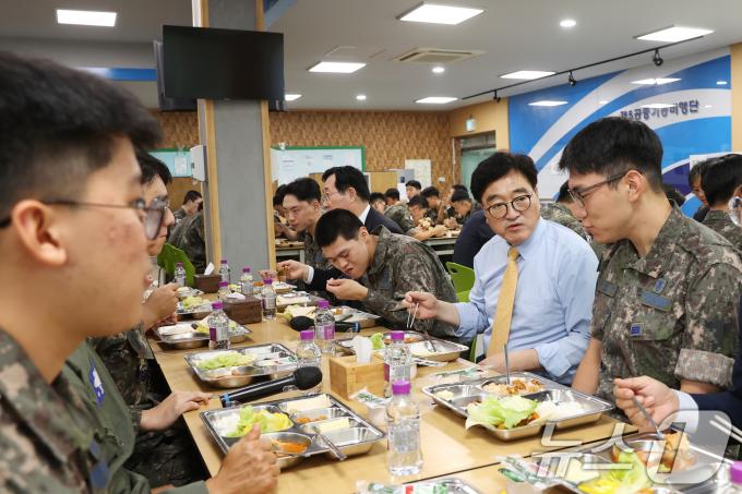 [사진] 공군 장병들과 오찬 갖는 우원식 의장