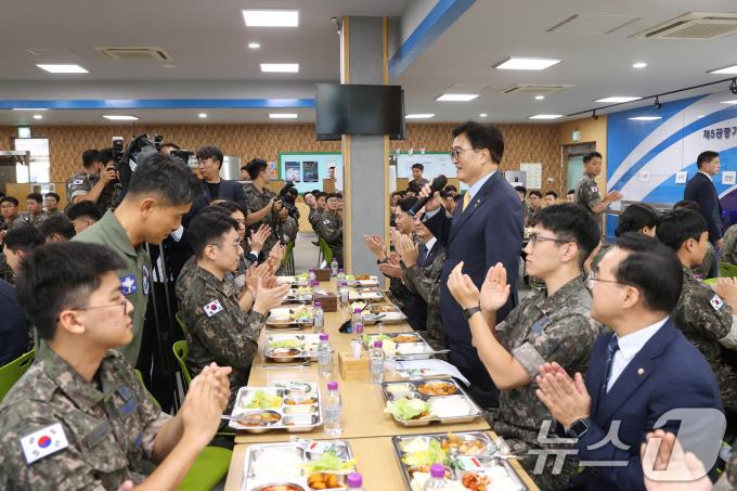 [사진] 우원식 의장, 공군 장병들과 오찬 간담회