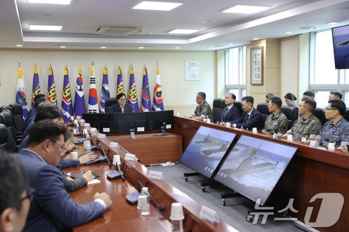 [사진] 우원식 의장, 진해 해군기지 잠수함사령부 찾아