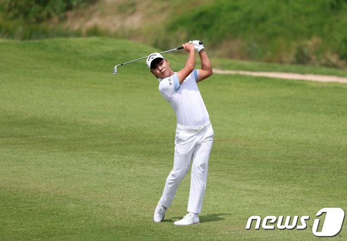 전가람이 27일 전라북도 군산 군산CC에서 열린 한국프로골프(KPGA) 코리안투어 군산CC오픈 최종라운드에서 1번홀 아이언샷을 하고 있다. (KPGA 제공) 2023.8.27/뉴스1