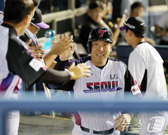 [사진] 득점 후 기쁨 나누는 김현수