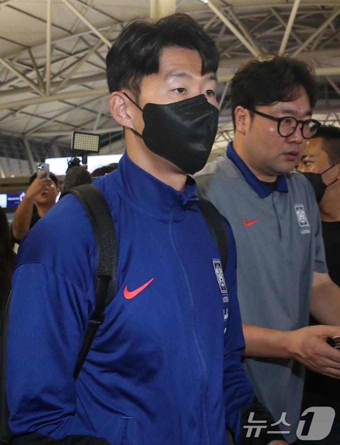 [사진] 손흥민, 오만과 조별리그 경기 위해 출국