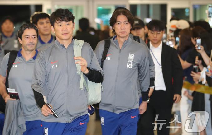 [사진] 조별리그 2차전 위해 오만으로 출국하는 홍명보 감독