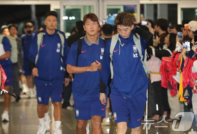[사진] 오만으로 출국하는 대한민국 축구대표팀