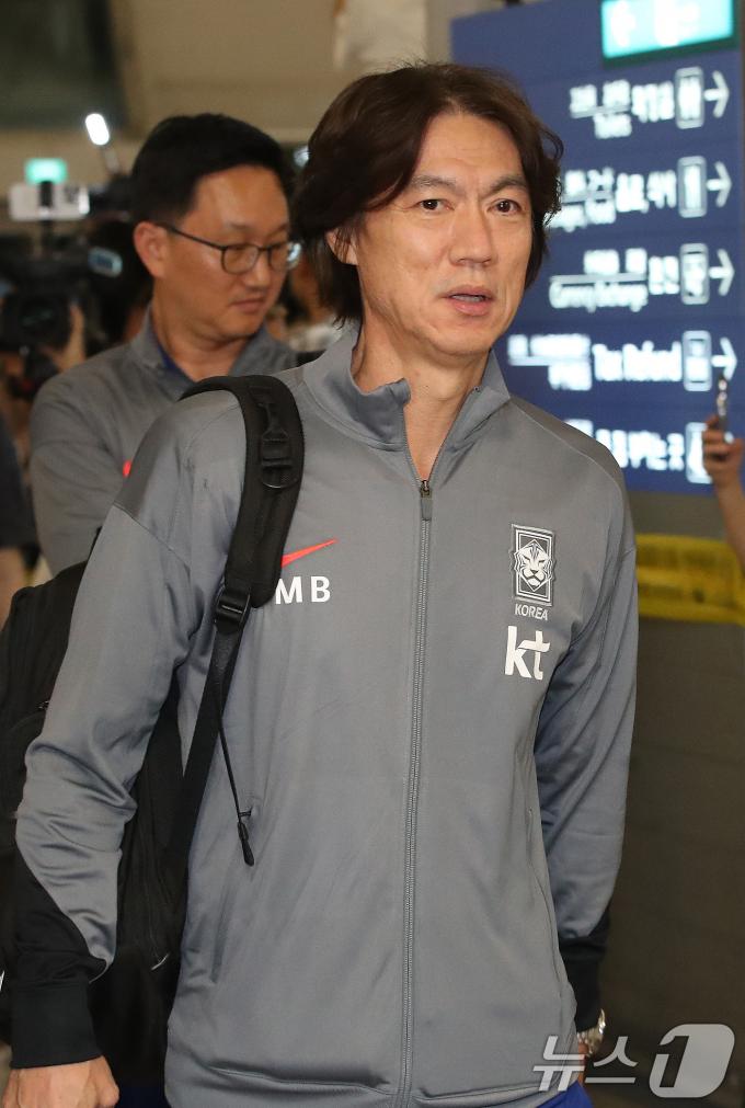 [사진] 오만으로 출국하는 홍명보 감독