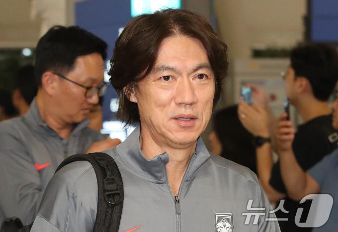 [사진] 오만과 경기 위해 출국하는 홍명보 감독