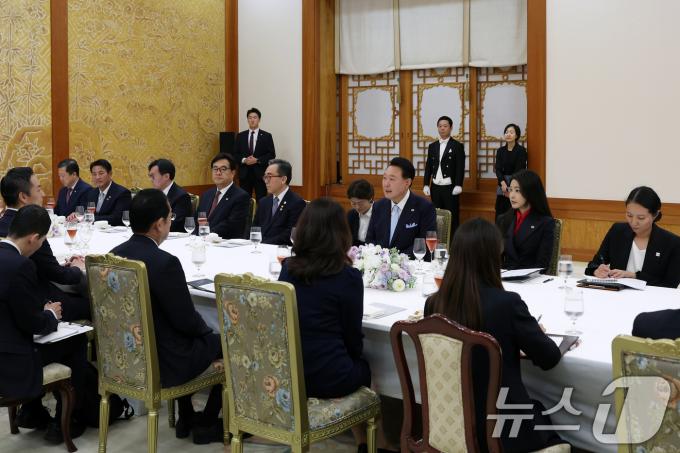 [사진] 윤석열 대통령 부부, 기시다 일본 총리 부부와 만찬