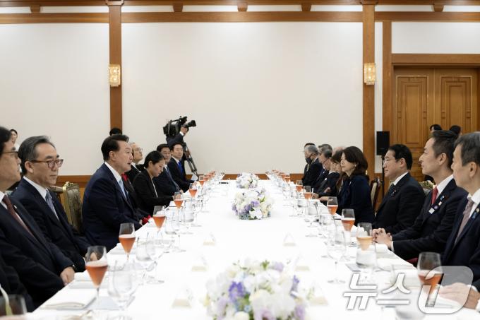 [사진] 기시다 일본 총리와 만찬하는 윤석열 대통령