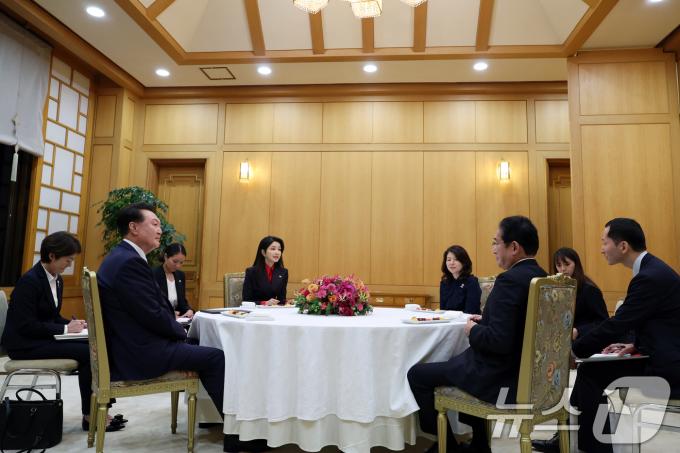 [사진] 윤석열 대통령 부부, 기시다 일본 총리 부부와 차담