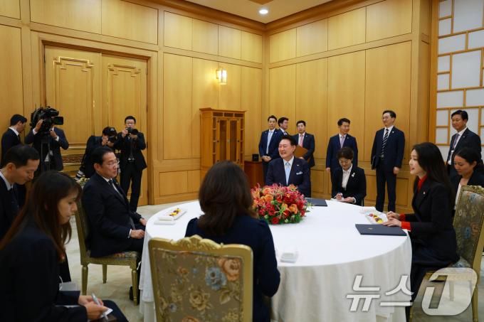 [사진] 윤석열 대통령 부부, 기시다 일본 총리 부부와 차담