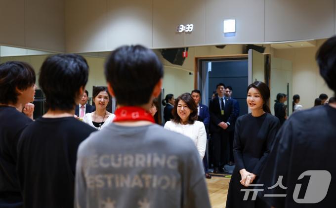 [사진] K-pop 연습생 격려하는 김건희 여사와 유코 여사