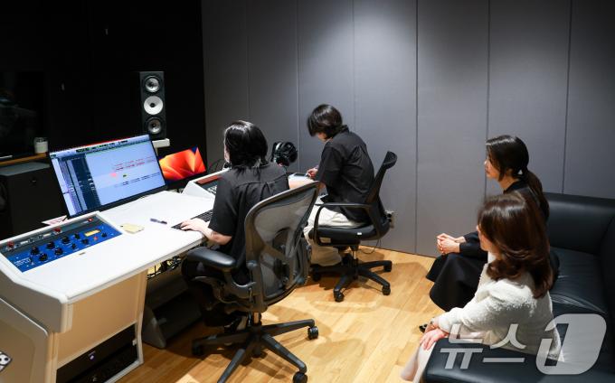 [사진] 김건희 여사, 유코 여사와 K-pop 엔터테인먼트사 방문