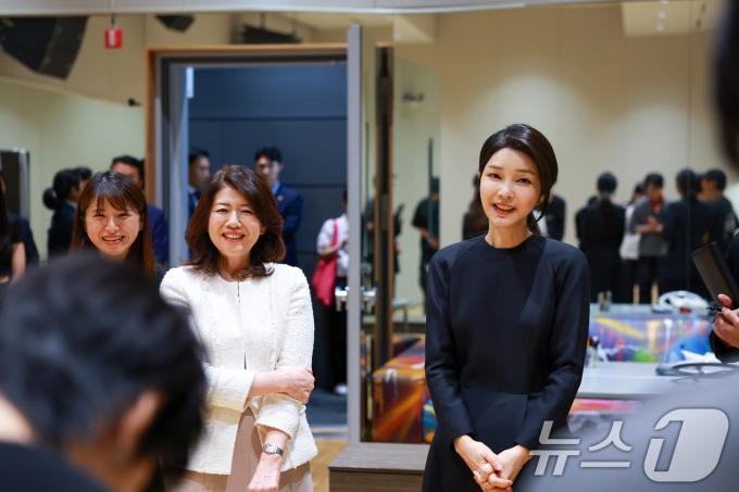 [사진] 김건희 여사와 유코 여사, K-pop 연습생 격려