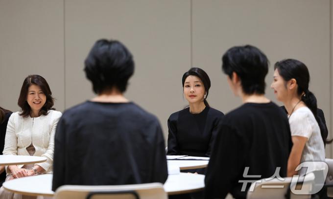 [사진] 김건희 여사, 유코 여사와 K-pop 현장 방문