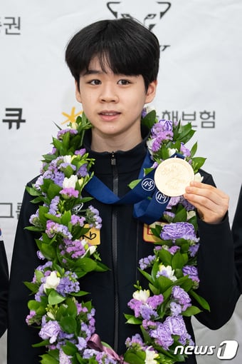 피겨 주니어 세계선수권대회에서 금메달을 획득한 서민규가 4일 인천국제공항 제2터미널을 통해 귀국해 메달을 들어보이고 있다. 서민규는 지난 2일(한국시간) 대만 타이베이 아레나에서 열린 2024 국제빙상연맹(ISU) 피겨스케이팅 주니어 세계선수권대회에서 한국 남자 선수로는 최초로 금메달을 획득했다. 2024.3.4/뉴스1 ⓒ News1 유승관 기자
