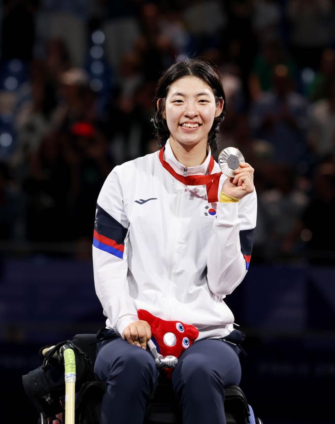 권효경이 2024 파리 패럴림픽에서 휠체어펜싱 에페 여자 개인전 은메달을 목에 걸었다. (대한장애인체육회 제공)