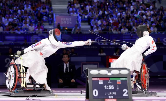 권효경(왼쪽)이 2024 파리 패럴림픽에서 휠체어펜싱 에페 여자 개인전 결승에서 찌르기를 시도하고 있다. (대한장애인체육회 제공)