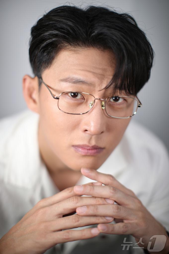 [사진] 포즈 취하는 고준