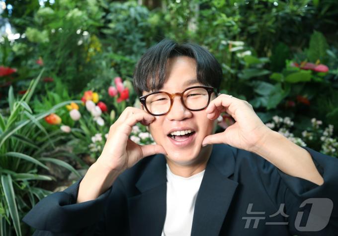 [사진] 정호철 '짠한형'의 진한 볼 하트