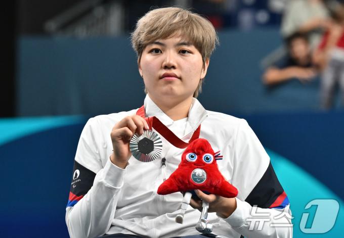 [사진] 윤지유 '복식 이어 단식도 은메달'