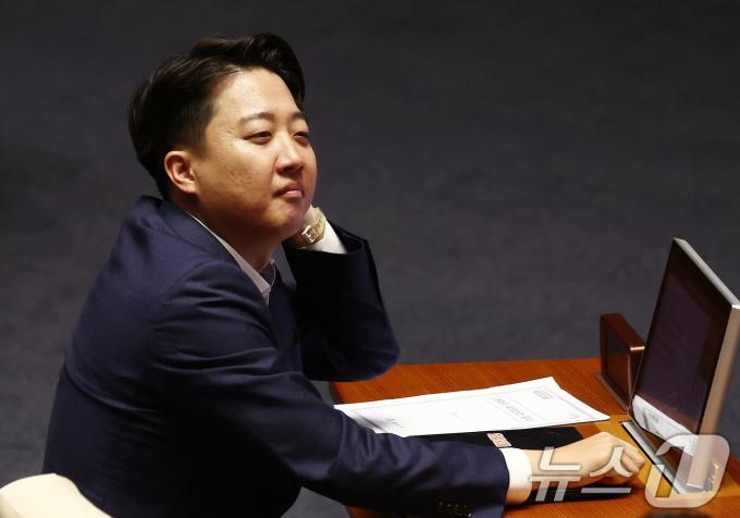 지난 8월 2일 오후 서울 여의도 국회에서 열린 본회의에서 2024년 민생회복지원금 지급을 위한 특별조치법안(대안)이 재적 300인, 재석 187인 중 찬성 186인, 반대 1인으로 통과, 반대를 누른 이준석 개혁신당 의원이 자리하고 있다. 2024.8.2/뉴스1 ⓒ News1 김민지 기자