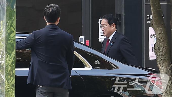[사진] 유학생들과 간담회 마친 기시다 총리