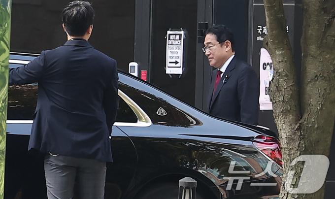 [사진] 방한 일정 마치고 서울공항 향하는 기시다 총리